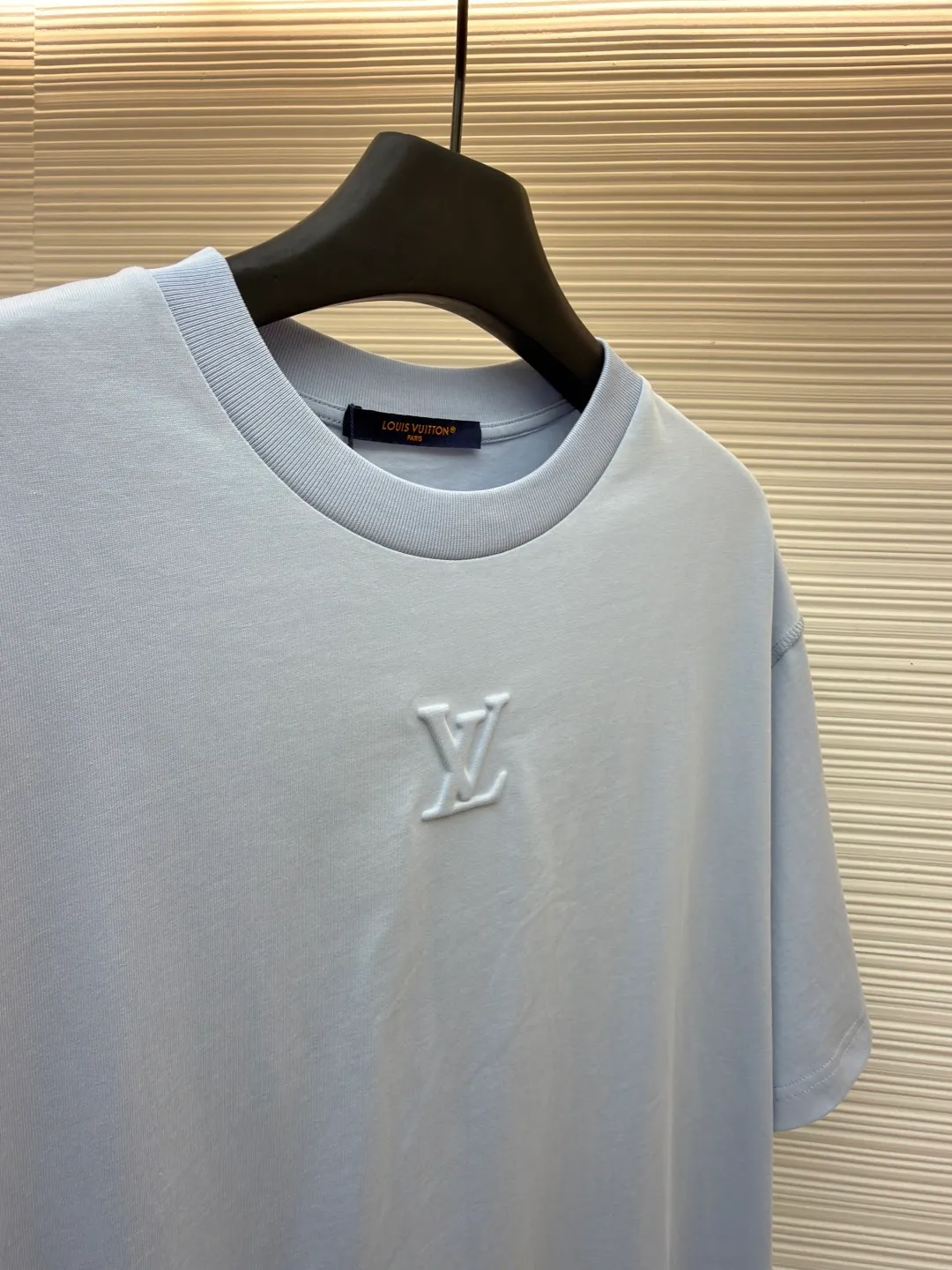 LOUISVUITTON embossed small label T-shirt ●Authentic product: purchased and developed by 6311 ●Item number: 1682338-A00 ●Fabric: pure cotton fabric ●Technology: embossed production ●Version: fitted version ●Weight: about 315 grams ●Size: XS-S-M-L ●Description: Fabric is 40S/2 Double-strand smooth cotton plain weave, dust-free wool processing; matching 40s single-strand combed cotton, 280g cylindrical machine rib. The front panel is stamped and filled. After low-temperature stamping with a steel stamp, the inside is filled with foam cotton. The bottom surface is directly sealed with low-temperature hot melt glue at 80 degrees Celsius. The integrated machine operation makes the relief pattern three-dimensional and full and stylish. High-quality products require natural and beautiful products. The overall wiring is straight and delicate, the fabric is comfortable and soft, and the color is consistent without color difference. It can be matched with the same style to create a fashionable look and control various occasions. Customized accessories, complete with three standards, same style for men and women!